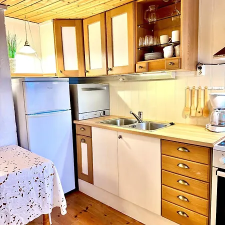 Vikja-A Cozy Little Apartment Near Lake Jolster And The Mountains Appartement *