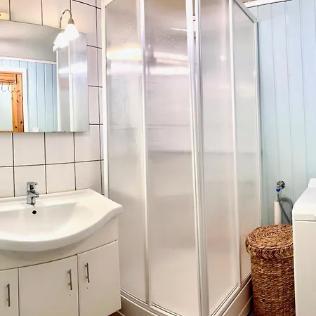 Vikja-A Cozy Little Apartment Near Lake Jolster And The Mountains Appartement