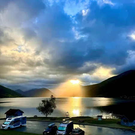 Appartement Vikja-A Cozy Little Apartment Near Lake Jolster And The Mountains
