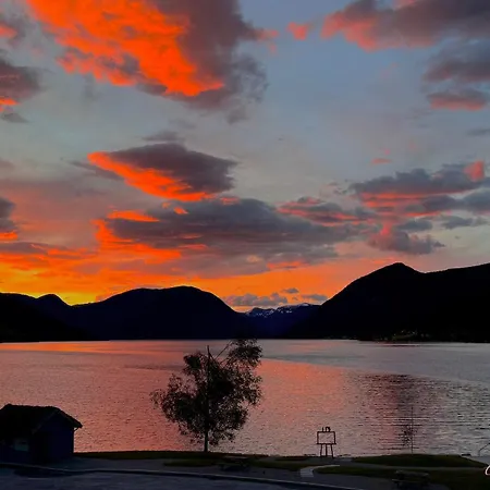 Vikja-A Cozy Little Apartment Near Lake Jolster And The Mountains * Vassenden